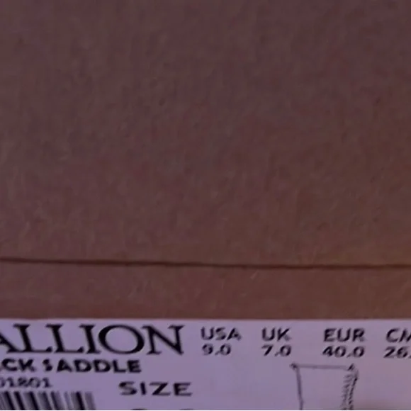 ISO‼️ ISO ‼️ Bed Stu Medallion Size 8/38‼️ - Picture 3 of 3